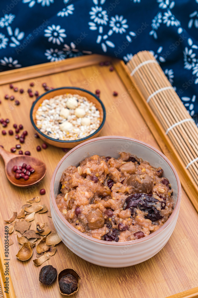 中国传统美食腊八粥和各种健康谷物