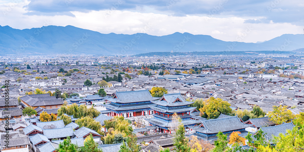 中国云南丽江大研古城和木府的高角度风景