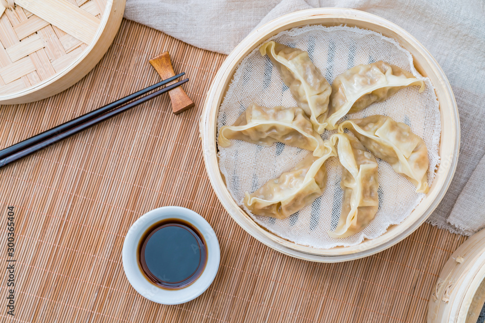 中国传统美食蒸笼蒸饺