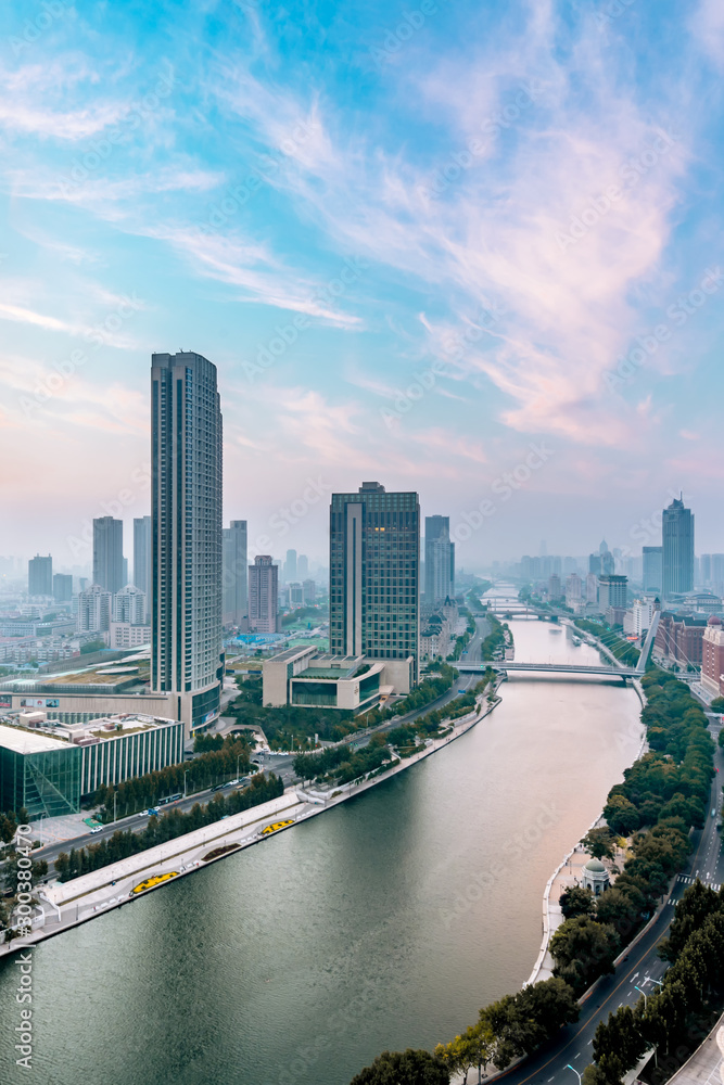 中国天津海河沿岸城市摩天大楼的清晨景色