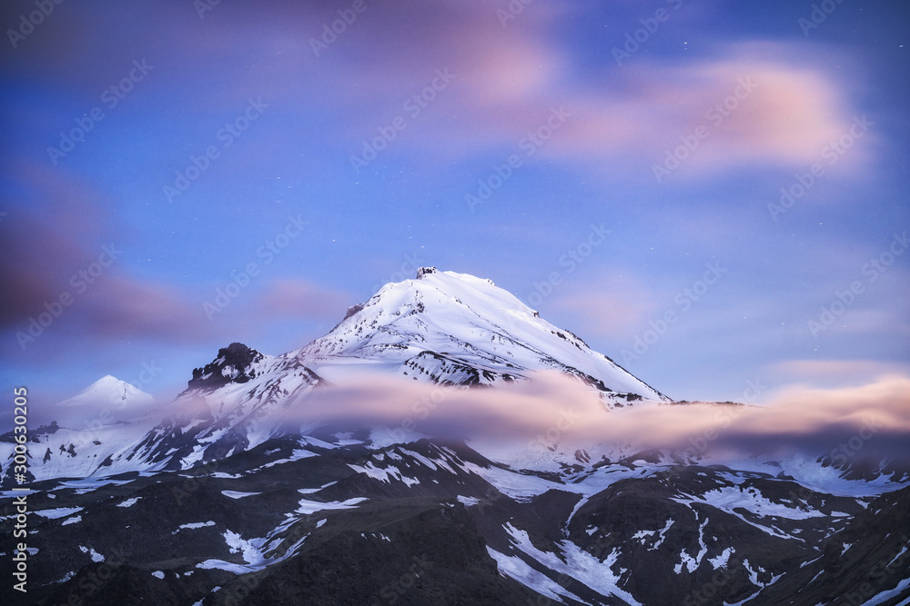 以蓝天和云朵为背景展示火山景观