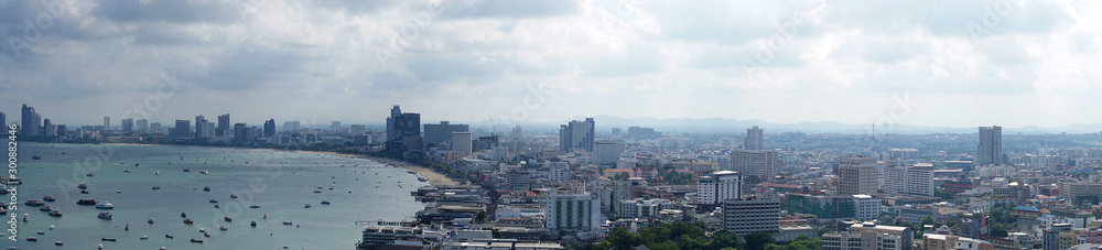 泰国的芭堤雅城市景观和巴厘岛海码头。