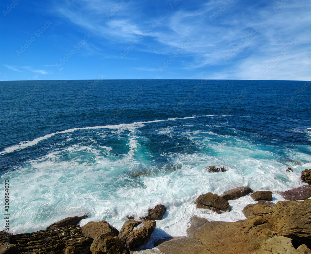 海浪冲击岩石