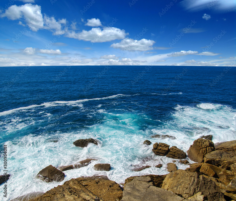 海浪冲击岩石