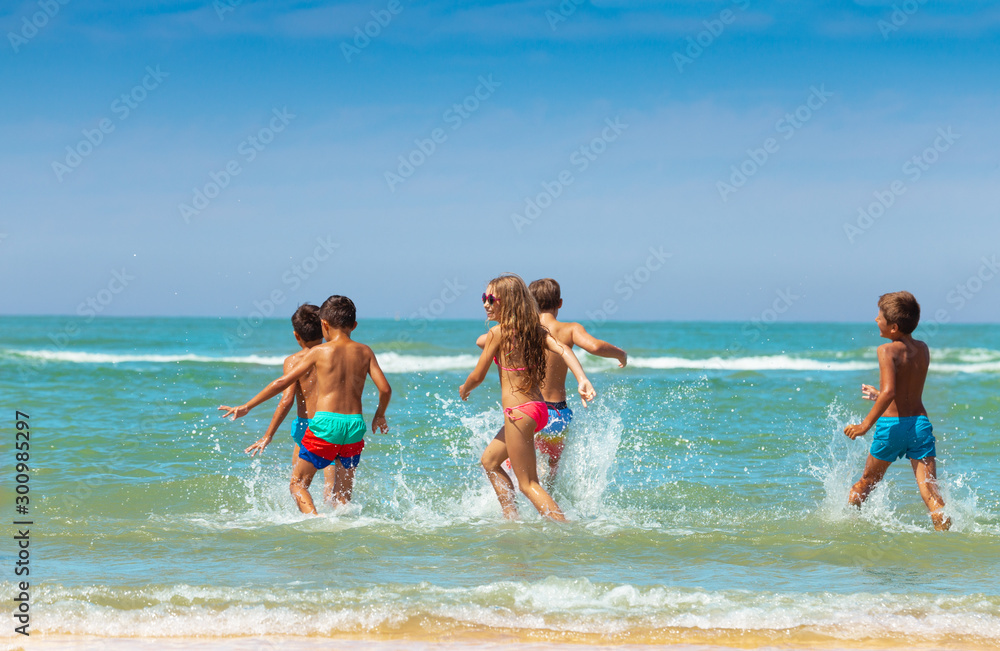 一群孩子在海滩上遇到海浪