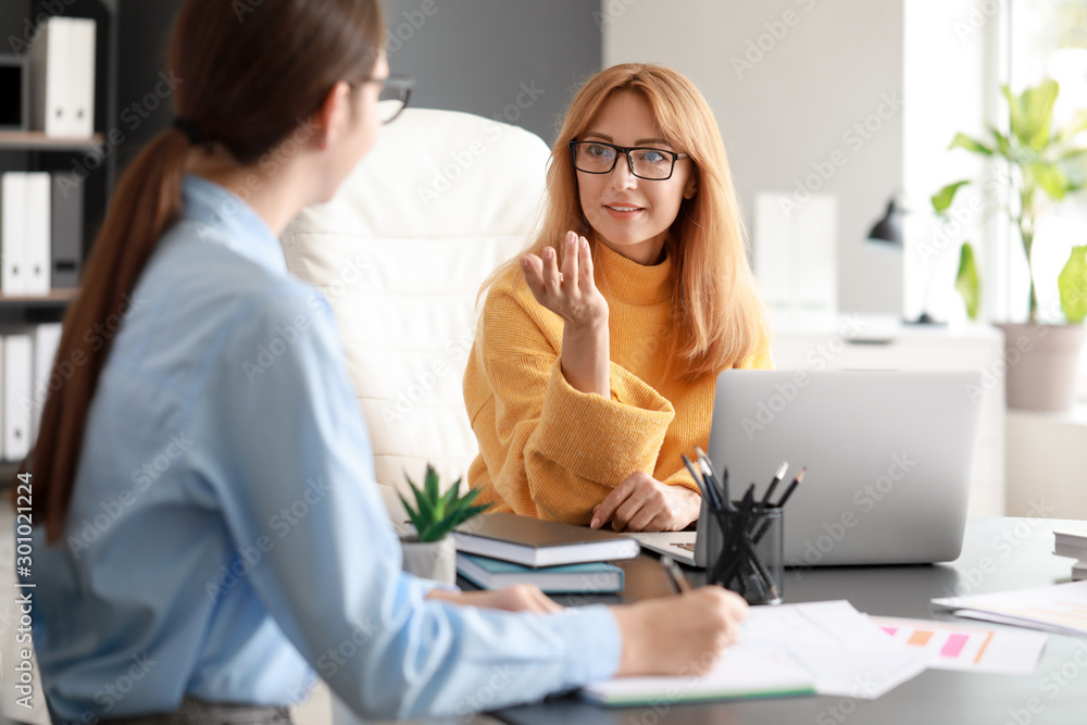 成熟的女商人和她的办公室助理