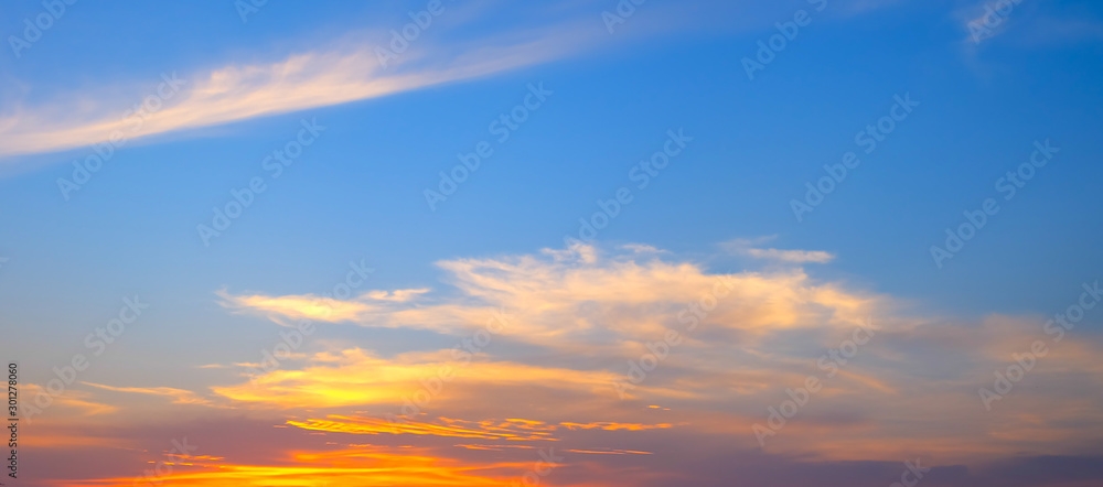 美丽的夏日傍晚，令人惊叹的日落全景。全景天空中的蓝色和橙色阳光