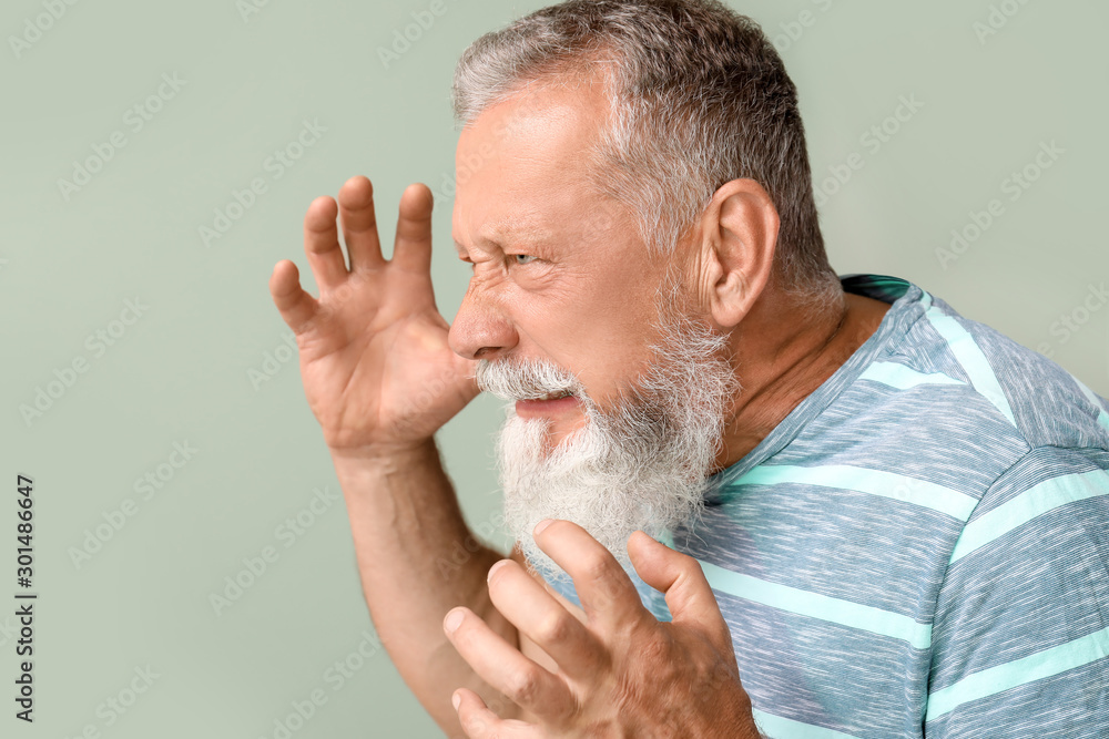 愤怒的成熟男人在彩色背景下