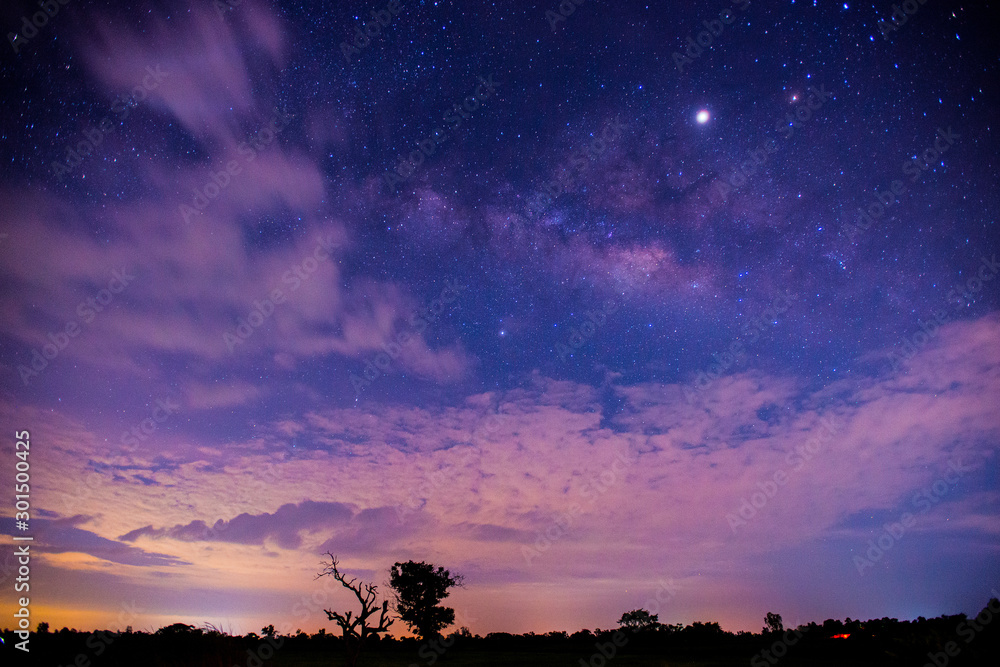 全景蓝色夜空，银河系和黑暗背景下的恒星。宇宙充满，星云和星系智慧