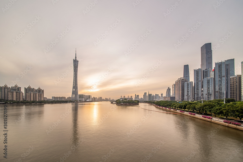 黄昏的广州珠江河畔城市景观