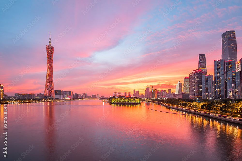 中国广州珠江岸边城市的夜景