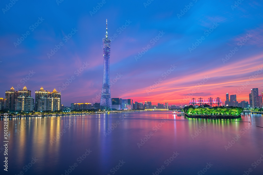 中国广州珠江岸边城市的夜景