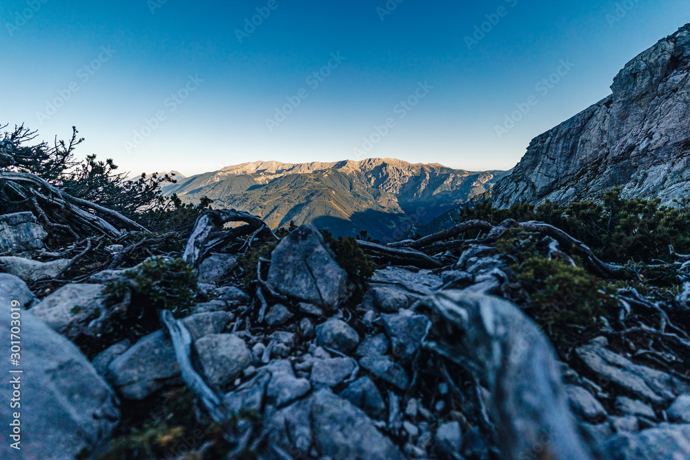 奥地利托茨-格比尔日高山景观的美丽日落景观。年的高山山峰