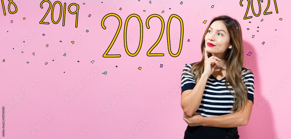 2020年，年轻女性摆出深思熟虑的姿势