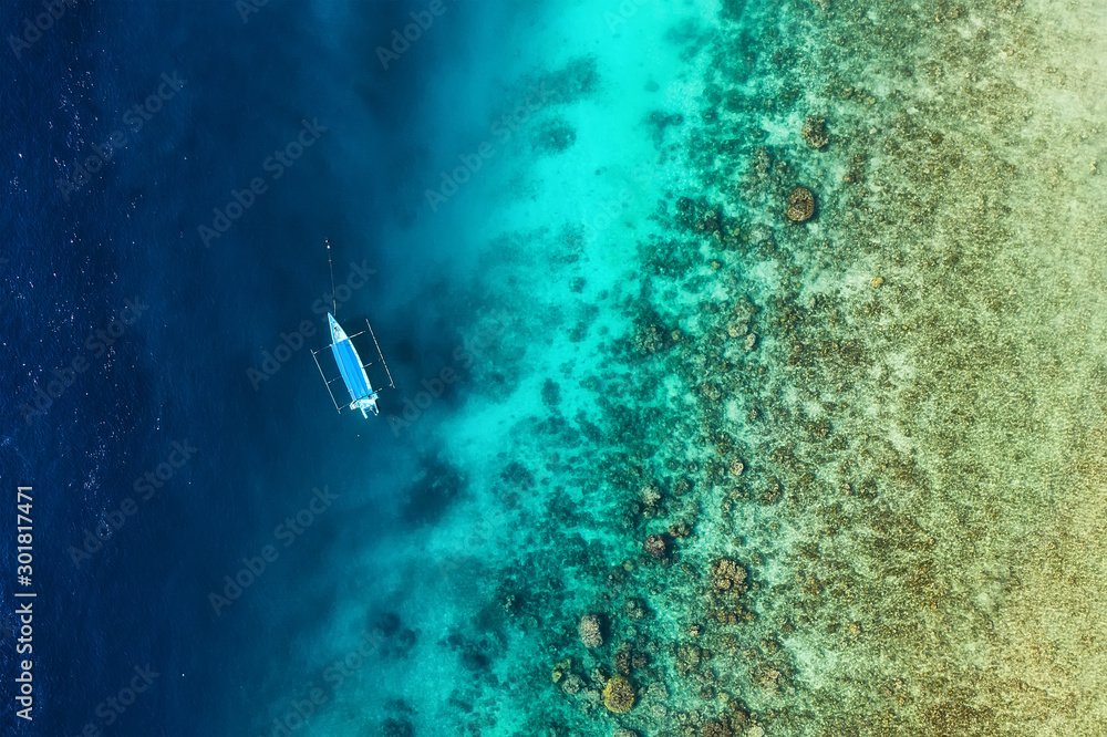 俯视水面上的船。俯视天蓝的水背景。夏日海景