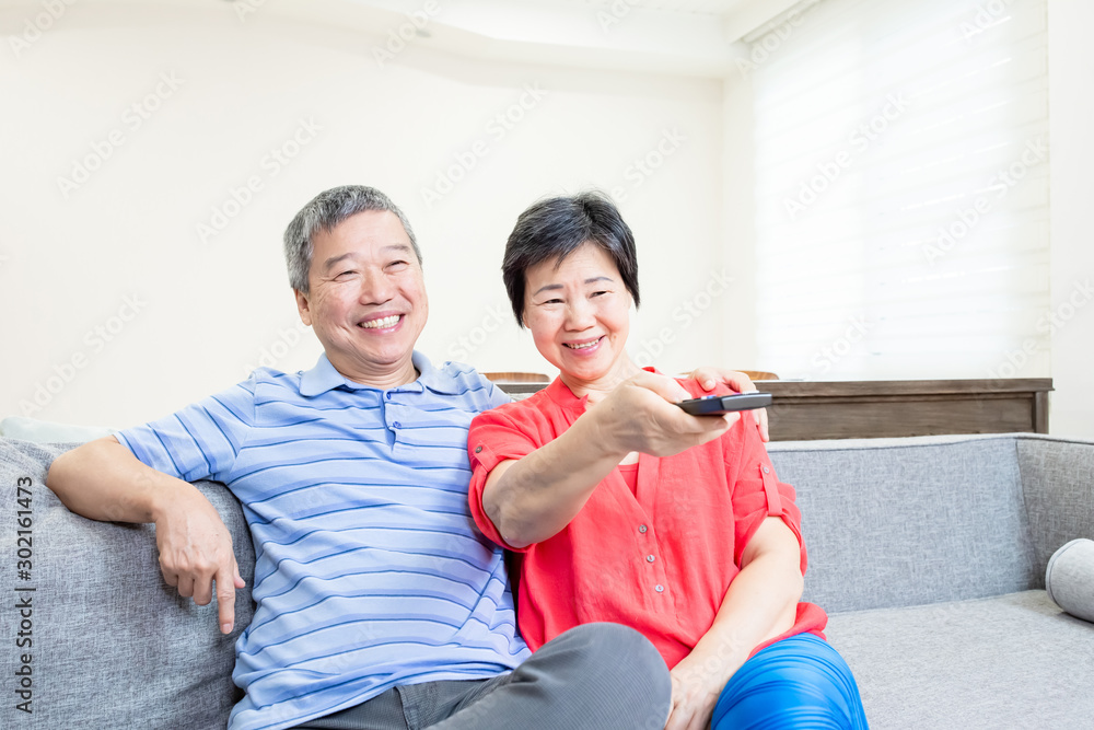 eldely couple watch tv