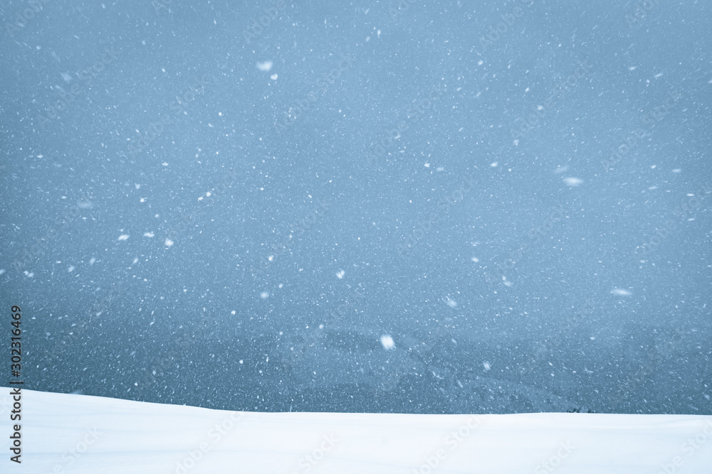 冬季山区的暴风雪。自然背景和圣诞节假期概念