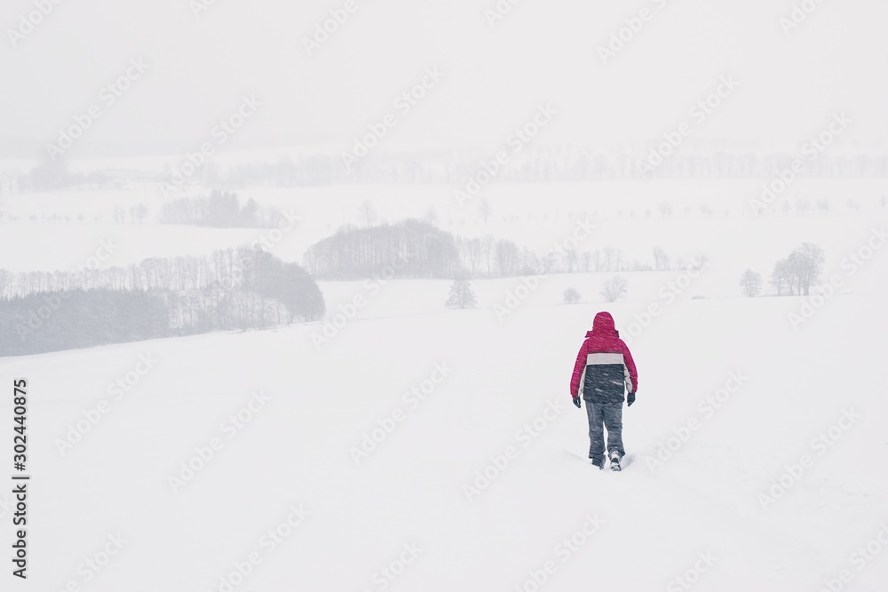 大雪中独自行走的男人