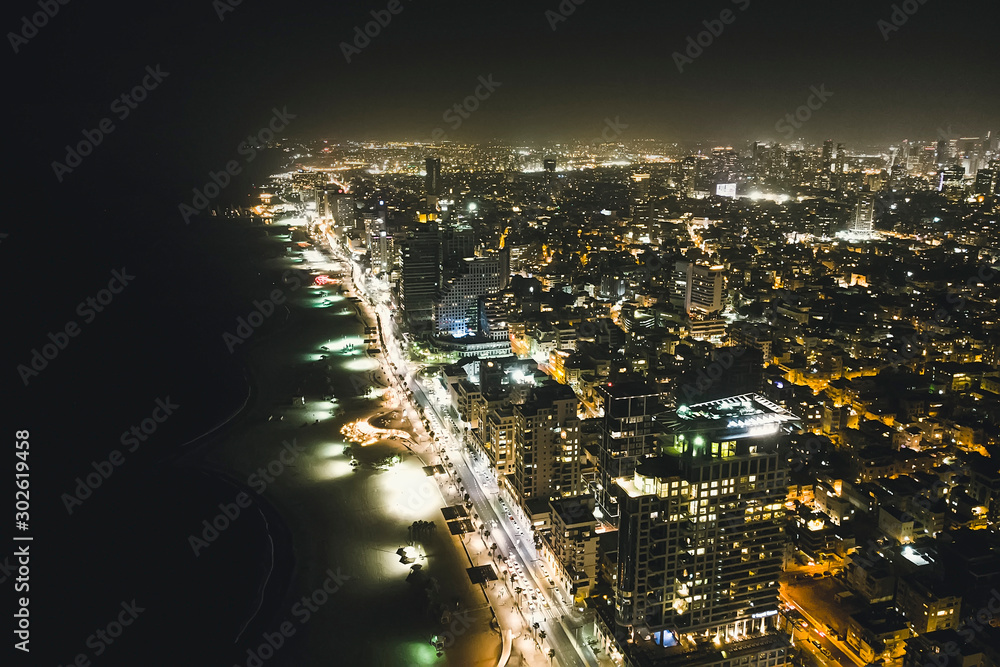 从地中海俯瞰特拉维夫摩天大楼的夜景。屋顶全景