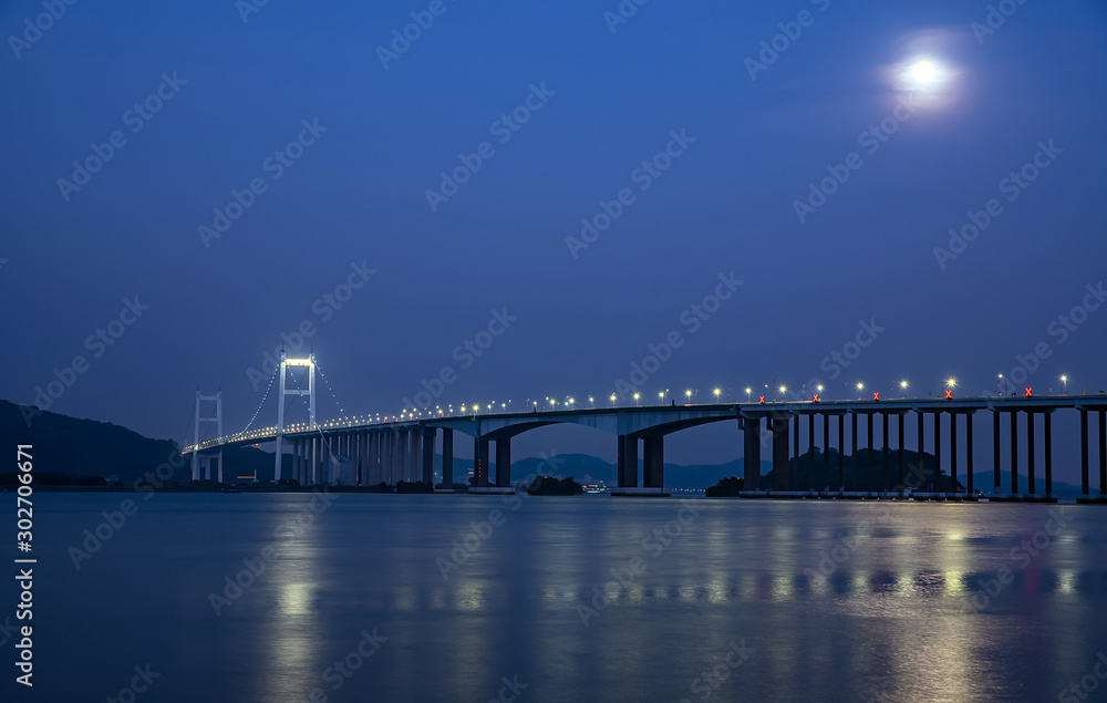 中国广东省珠江口海上虎门大桥夜景