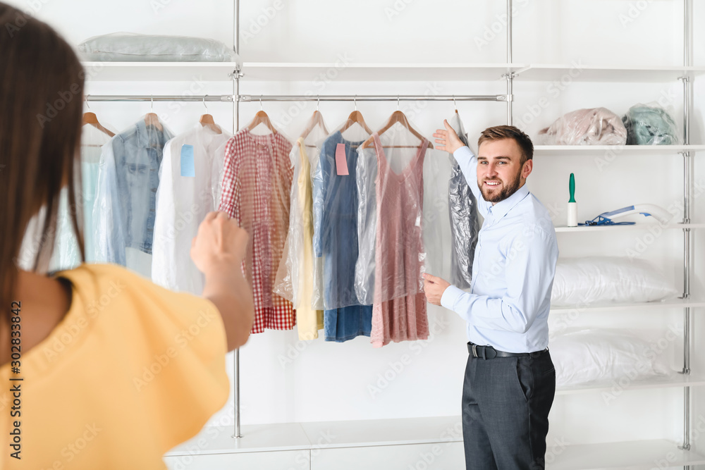 客户从现代干洗店拿走衣服