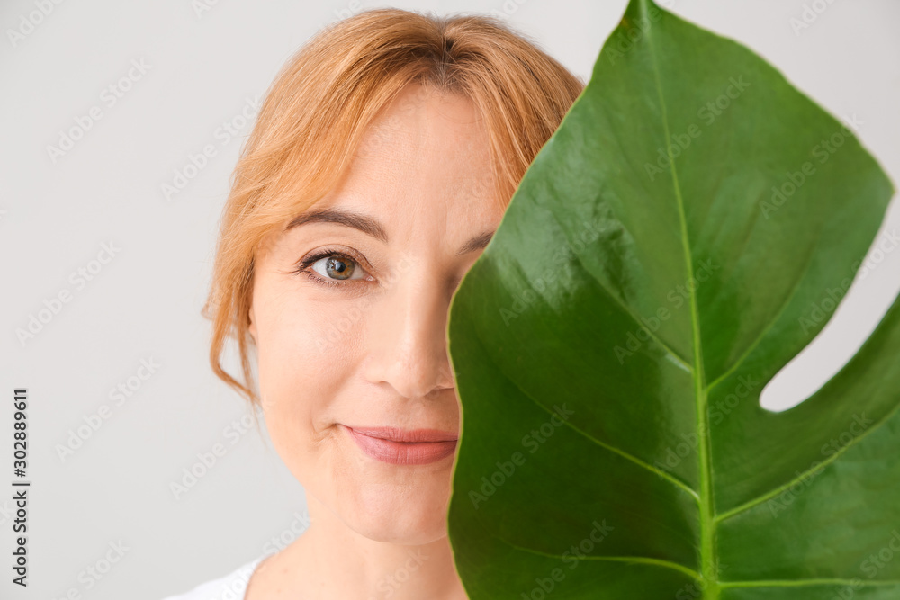 背景为热带树叶的成熟女性