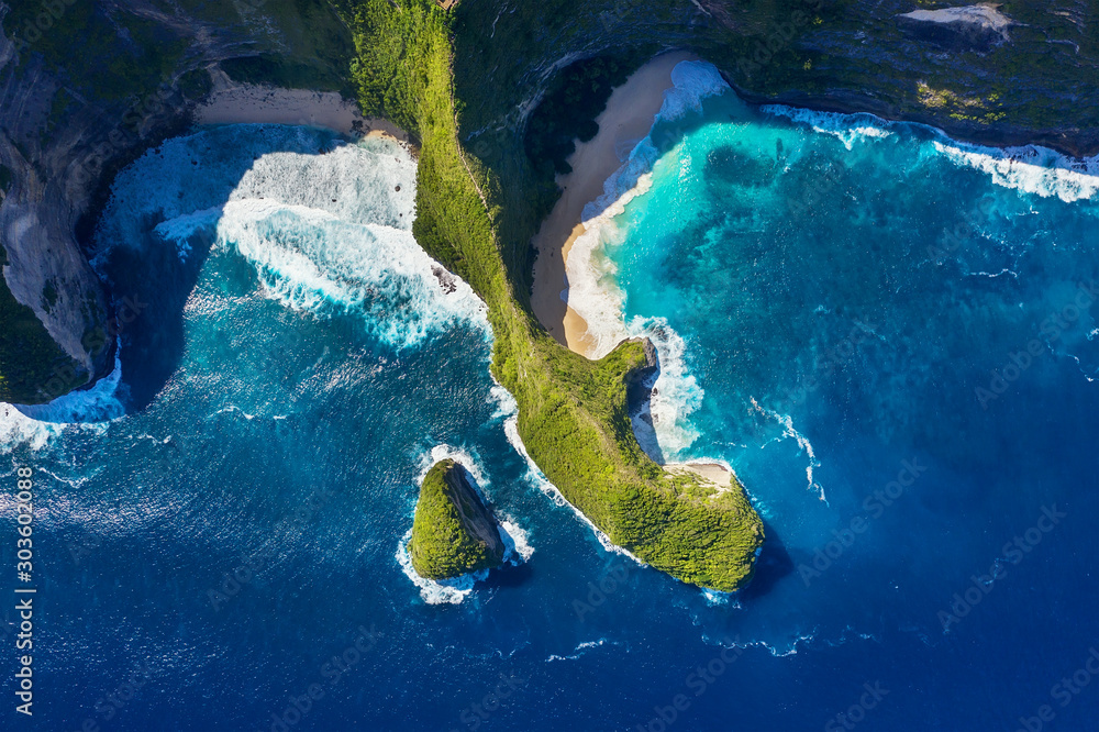 海上和岩石鸟瞰图。俯视图中的蓝色背景。努萨佩尼达的克灵金海滩，B