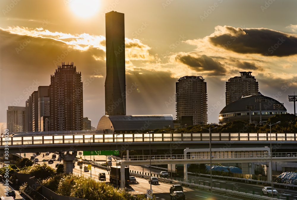 夕暮れの東京の街