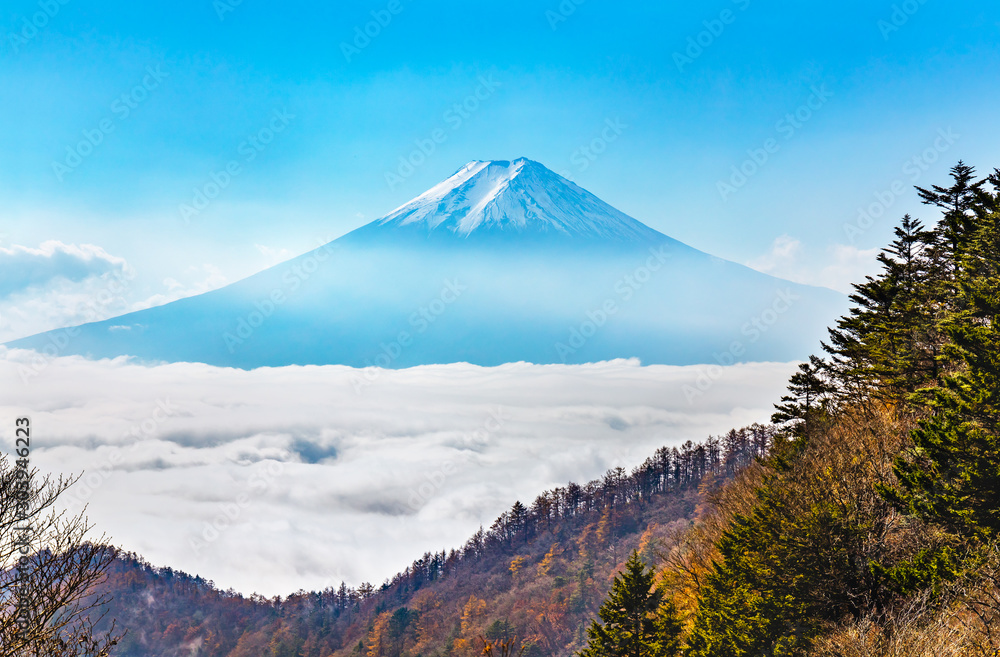 青空と雲の上の富士山