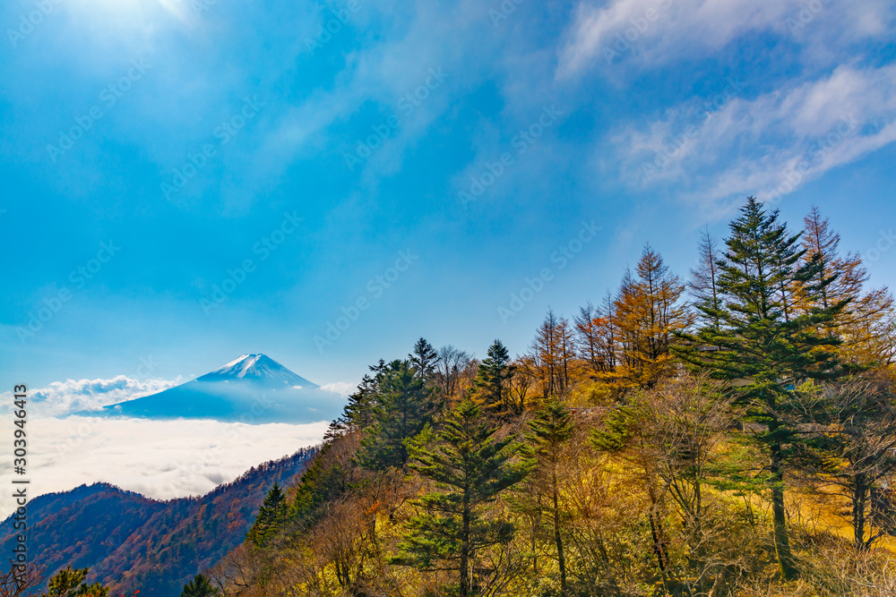 青空と雲の上の富士山