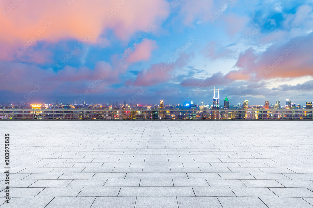 夜晚的上海，空旷的广场和现代的城市景观。