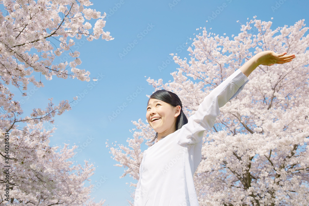 女性　桜