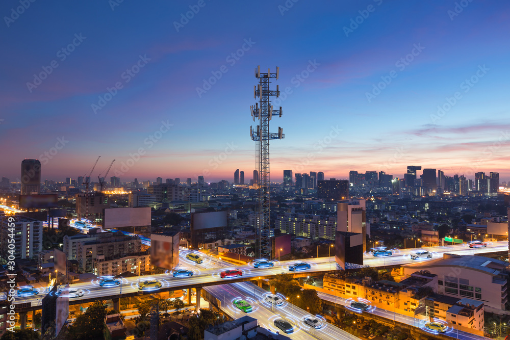 带自动传感器的智能汽车通过无线连接在大都市行驶