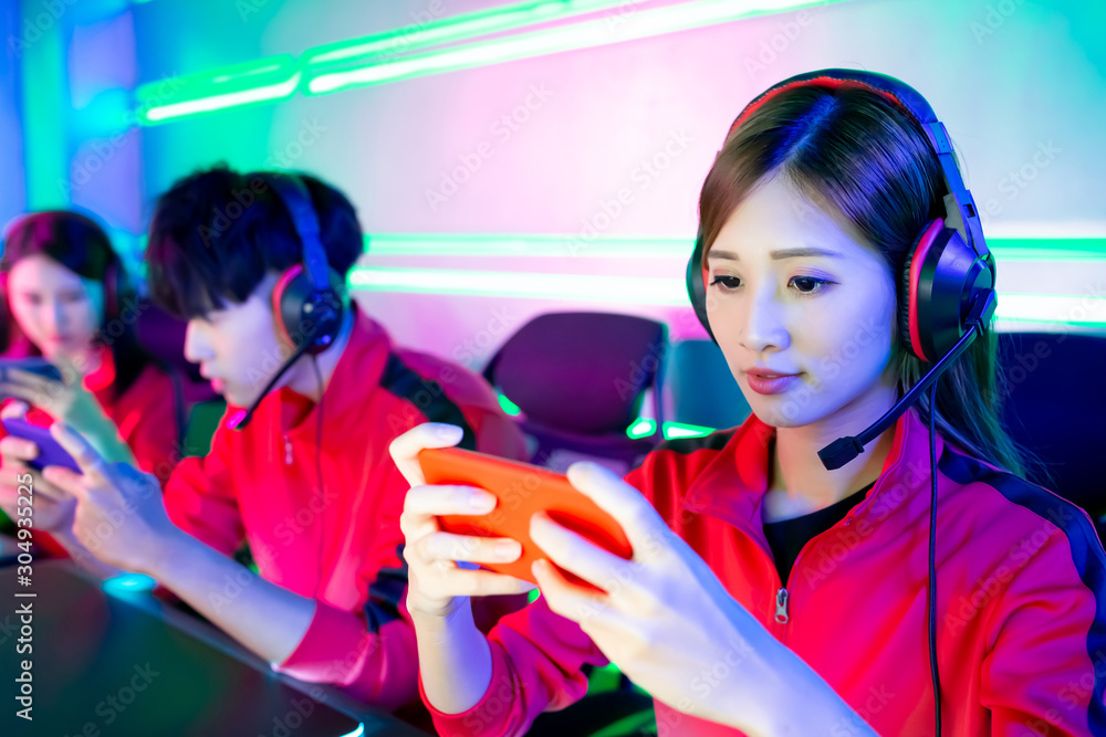 esport gamers play mobile game