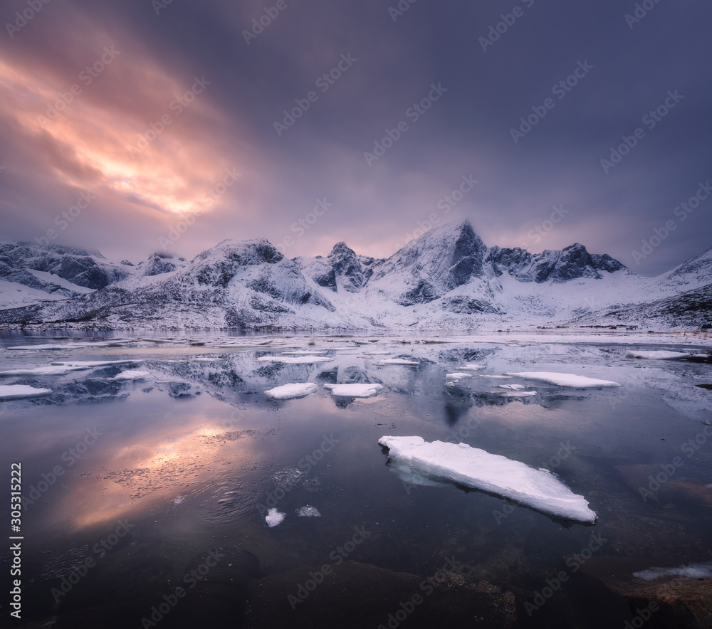 雪山，蓝海，海岸结霜，水中倒影，日落时多云的天空i