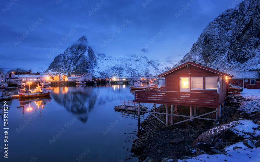 美丽的挪威罗布泊，冬天夜晚的海上成本和雪山。挪威罗弗敦群岛