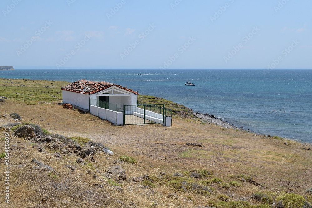 土耳其爱琴海Gokceada岛的海景-岸边的白色希腊小教堂