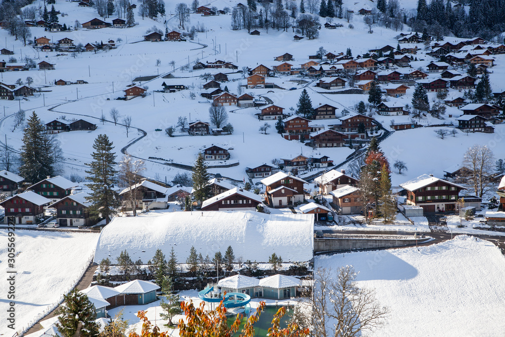 冬季令人惊叹的旅游高山村庄Grindelwald瑞士-欧洲