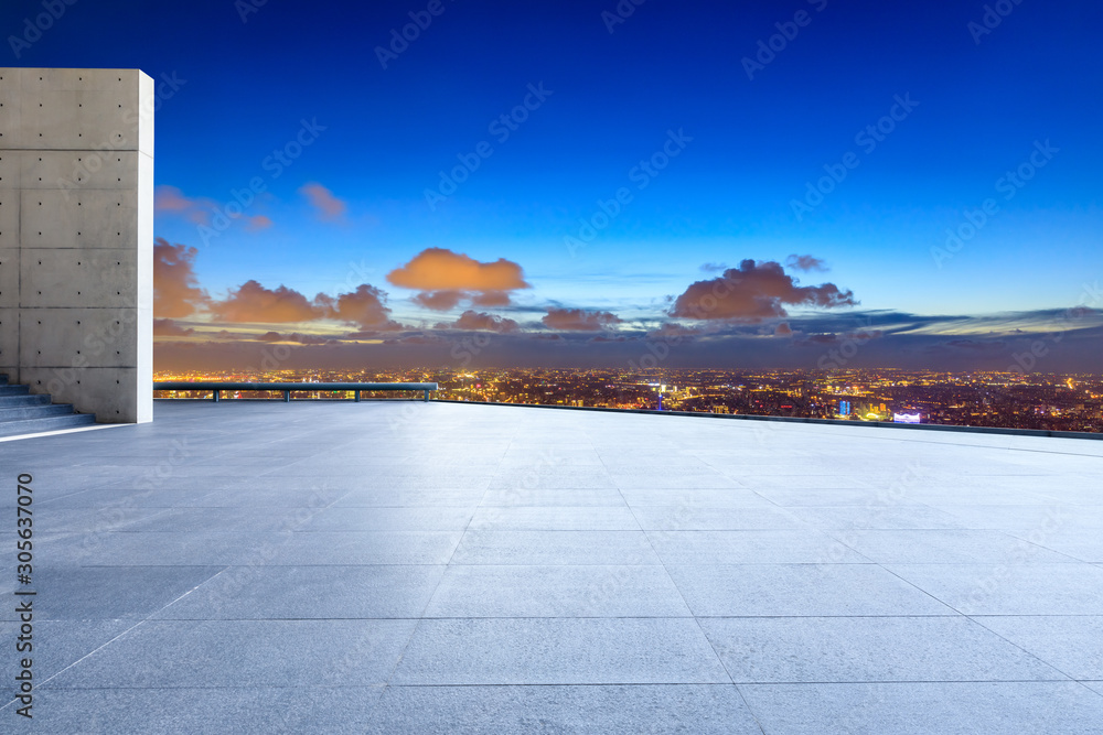 空旷的地板和城市天际线，夜晚的上海有美丽的云景。高角度视野。