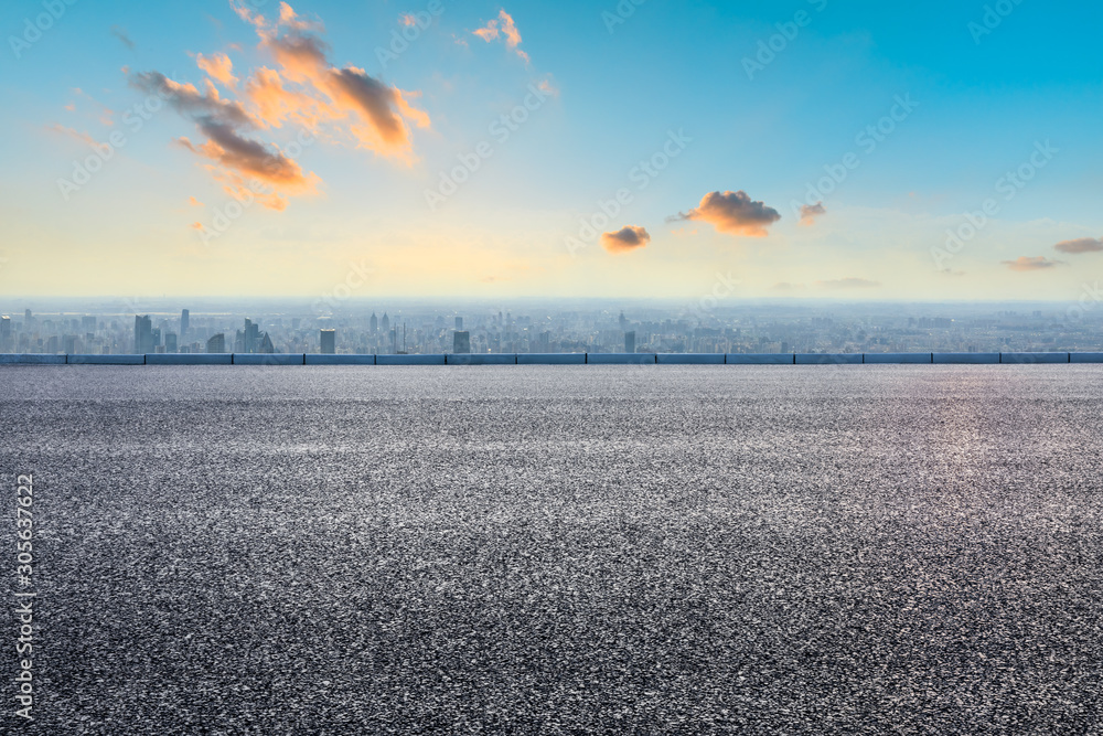 日落时的上海城市天际线和空旷的柏油路风景。