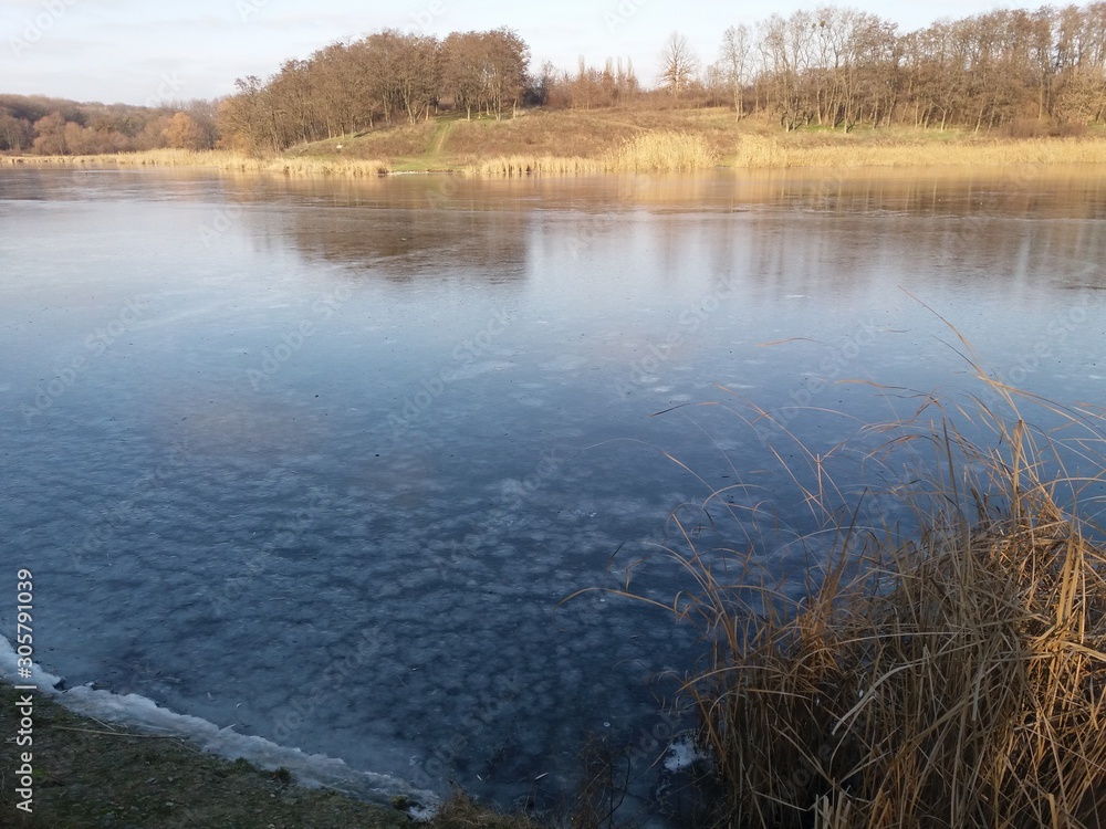 秋天的湖泊。景观。水。自然