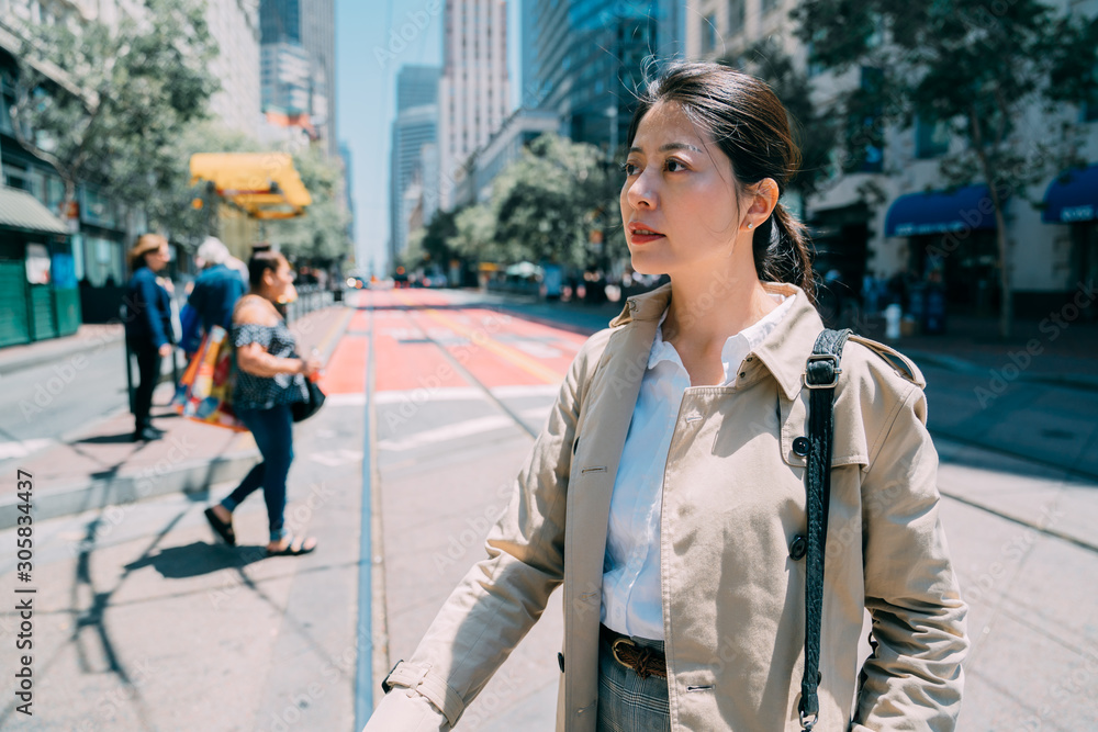 在旧金山城市街道上工作的成功快乐的亚洲中国女人的肖像