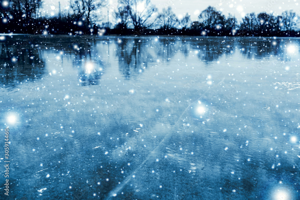 冰雪裂缝的冬季景观