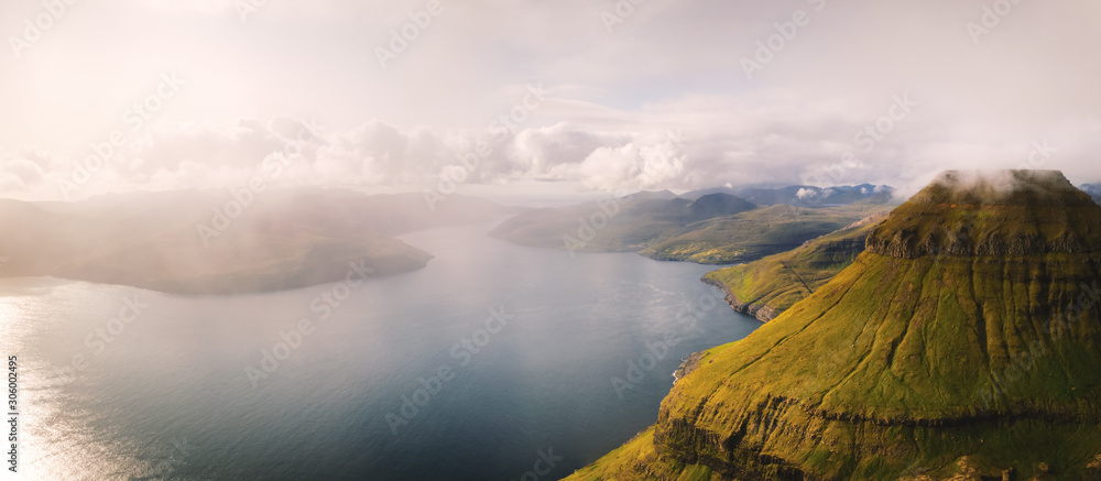 雾蒙蒙的山峰和云朵覆盖着大海和山脉。从著名的地方俯瞰全景-Sor