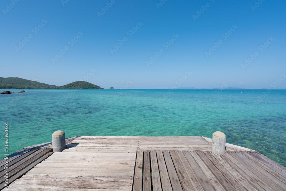 泰国普吉岛的木码头，以夏季蓝色的大海和天空为背景。夏天，度假，旅行