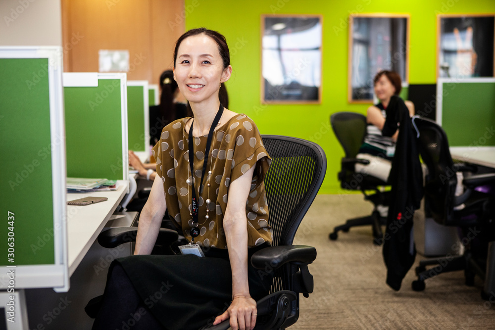 オフィスの女性ポートレート