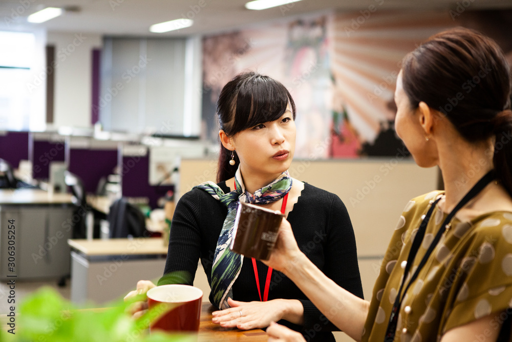 会話を楽しむ女性社員