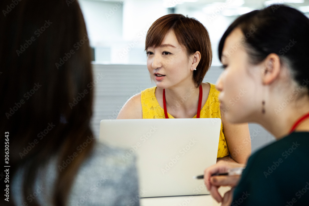 若手女性社員の会議風景