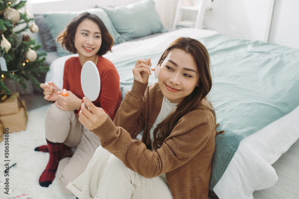 非常自信的亚洲女友在圣诞节期间化妆的肖像。