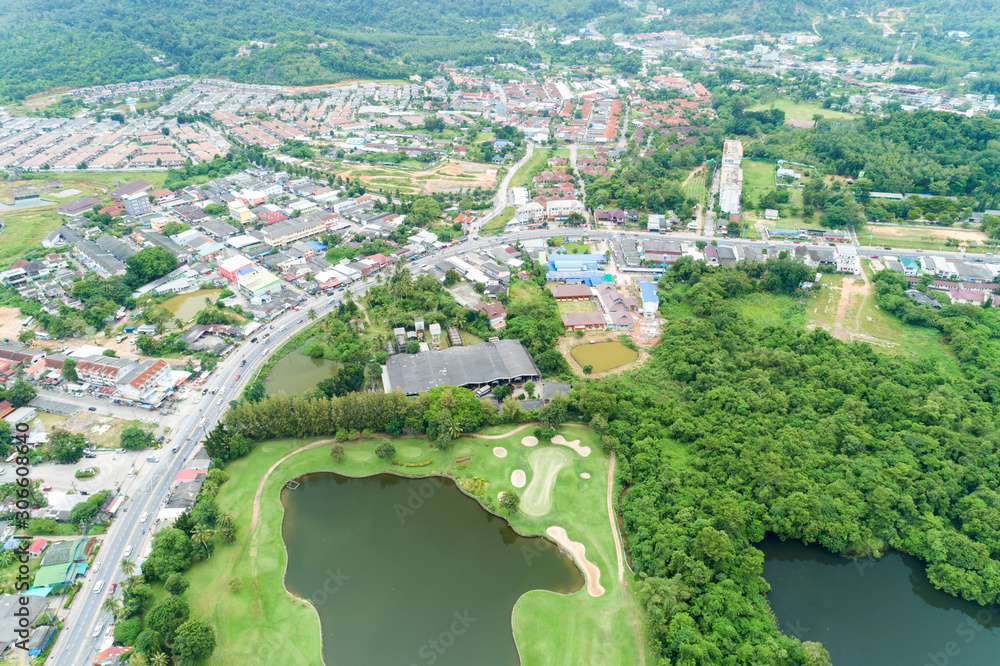 村庄周围道路弯道鸟瞰图，有许多住宅，无人机从上方拍摄